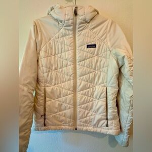 Woman’s White Patagonia Insulated Puffer Jacket with hood, Size Medium